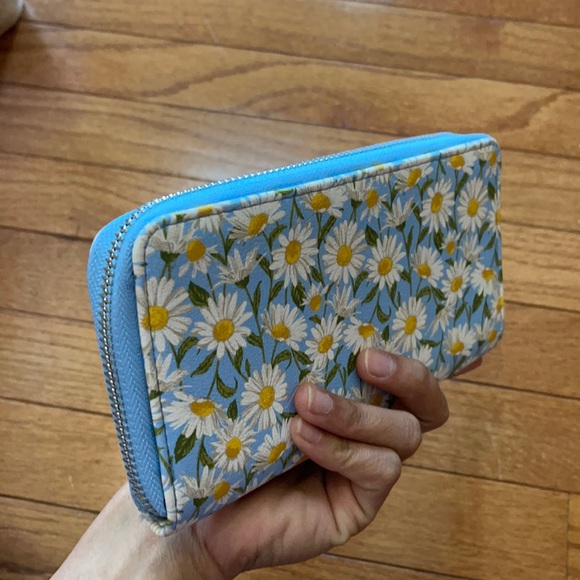 🌸NWOT- Women’s Wallet with gorgeous flowers print🌺 - Picture 4 of 8